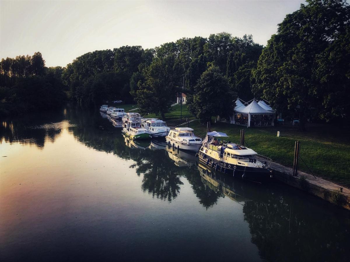 Le Petit Cochon Bed & Breakfast Valence-sur-Baise Bagian luar foto
